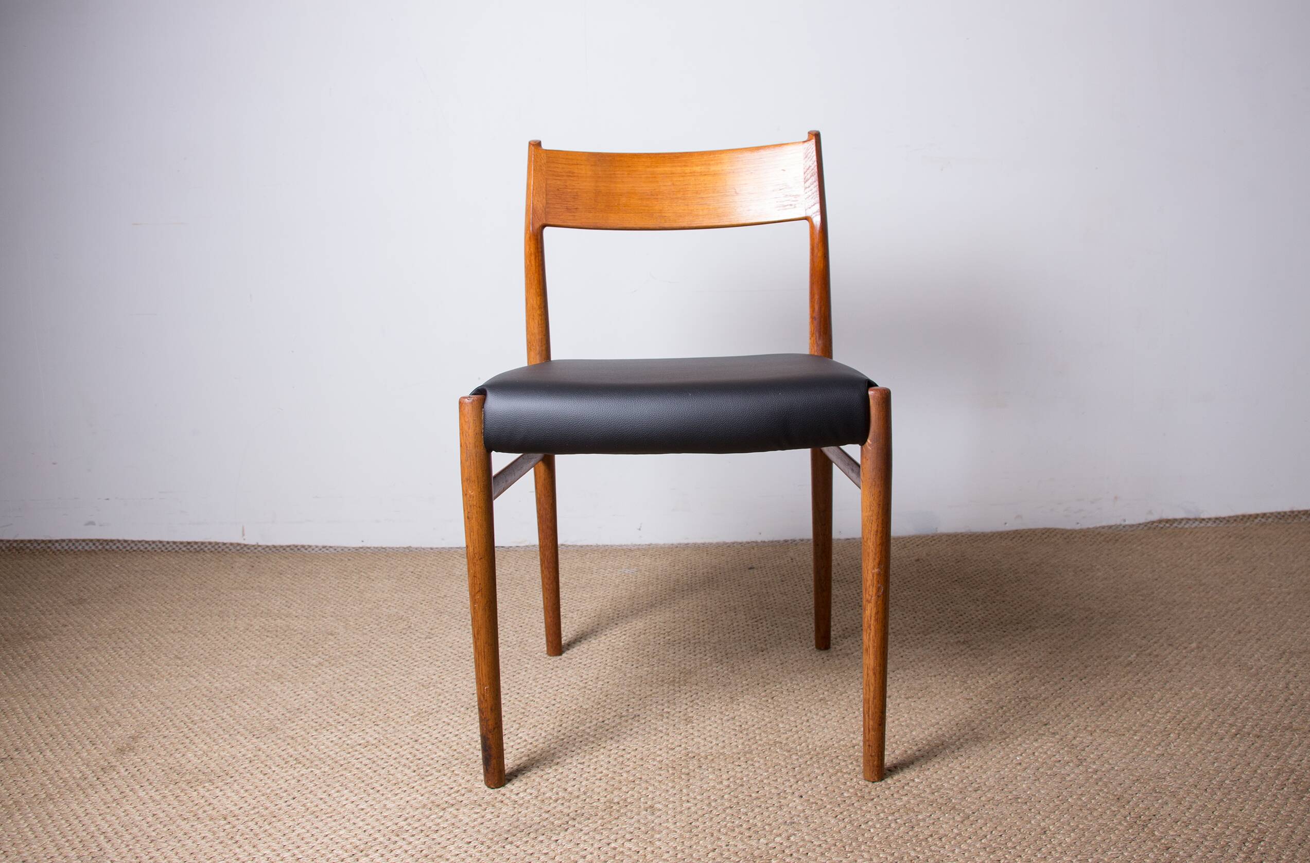 6 Danish chairs in teak and new skai, model 418 by Arne Vodder 1960.