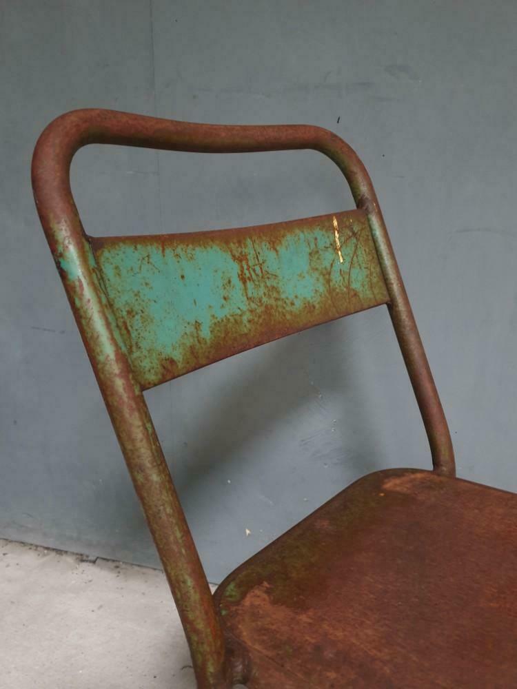 Vieille chaise verte français chaise d'usine de fer