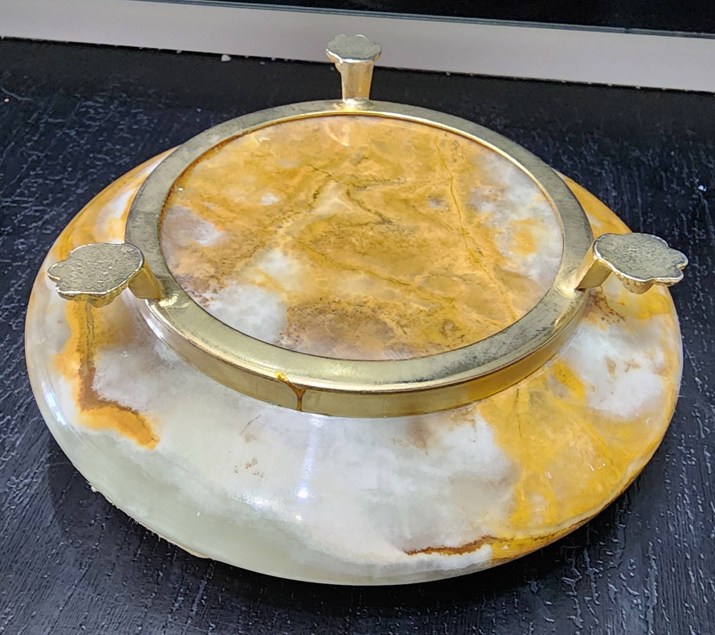 Vintage table lighters + 2 onyx ashtrays – decorative set