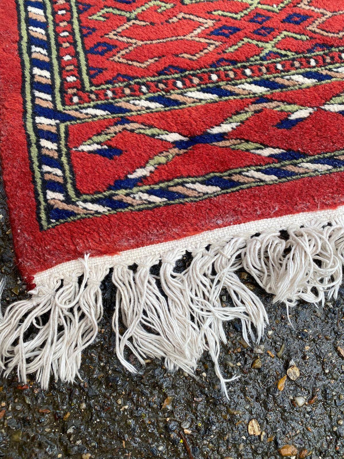 Handwoven Pakistani Persian rug in burgundy wool 120x190.