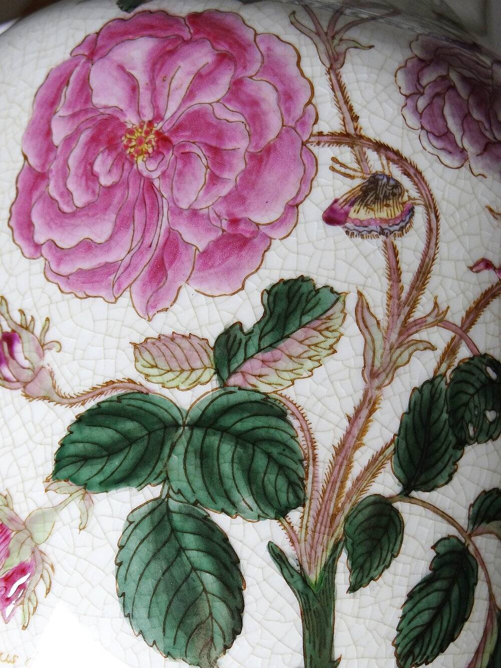 Impressive cracked earthenware vase with polychrome botanical decoration by Wong Lee, 1895, vintage.