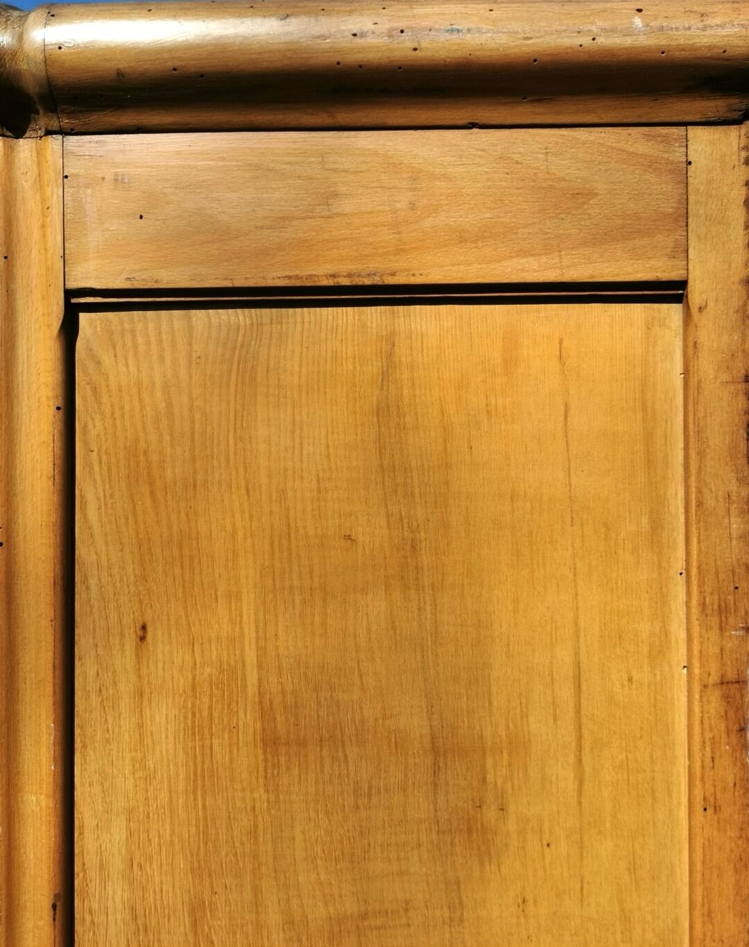 Superb Bonnetière Art Nouveau cabinet in lemon tree