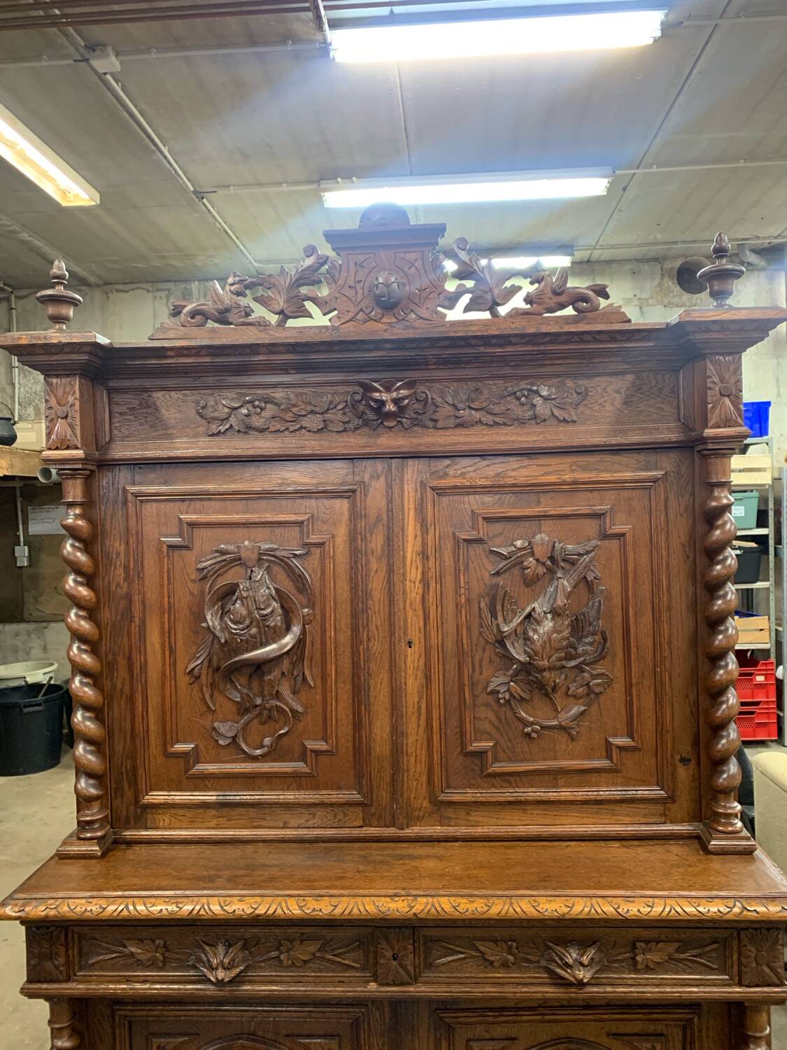Buffet 2 corps de chasse en bois tourné et sculpté, vers 1900