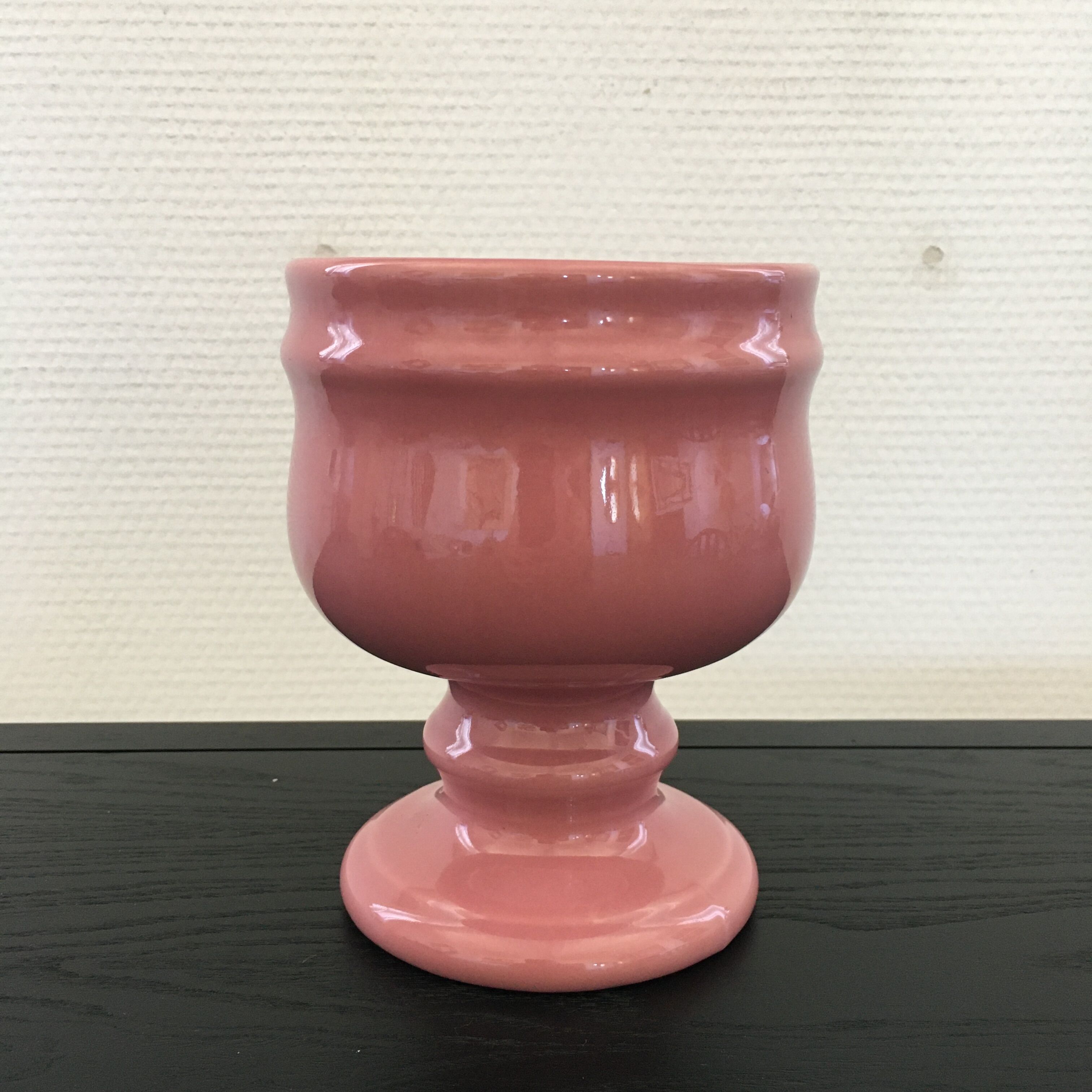 Cache pot sur pied rose