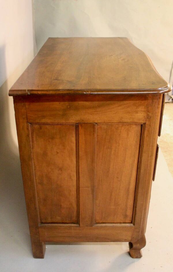 Commode Lyonnaise en noyer, XVIIIème s.