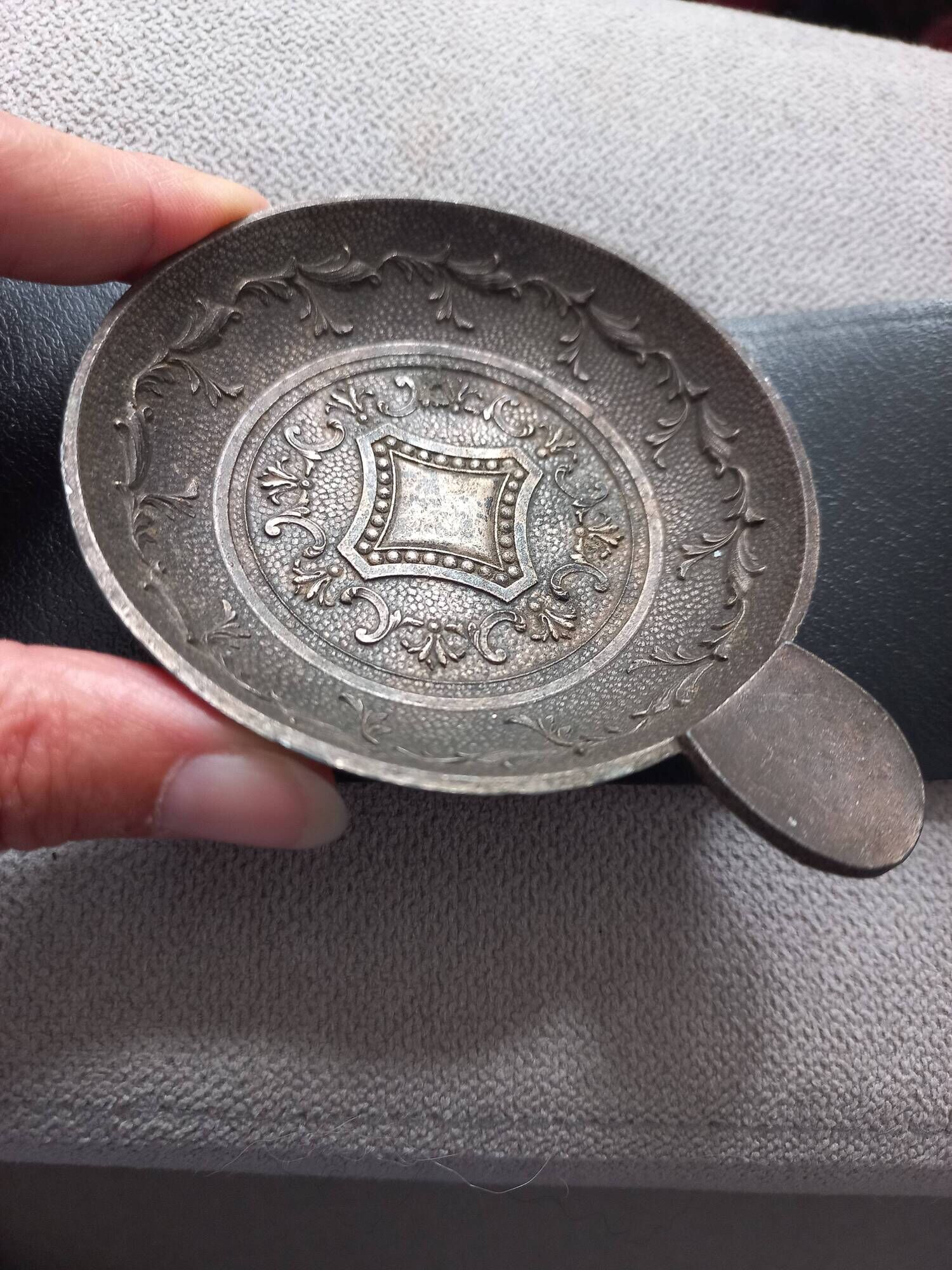 Cendrier vintage pour accoudoir, en cuir et métal, pièce ancienne