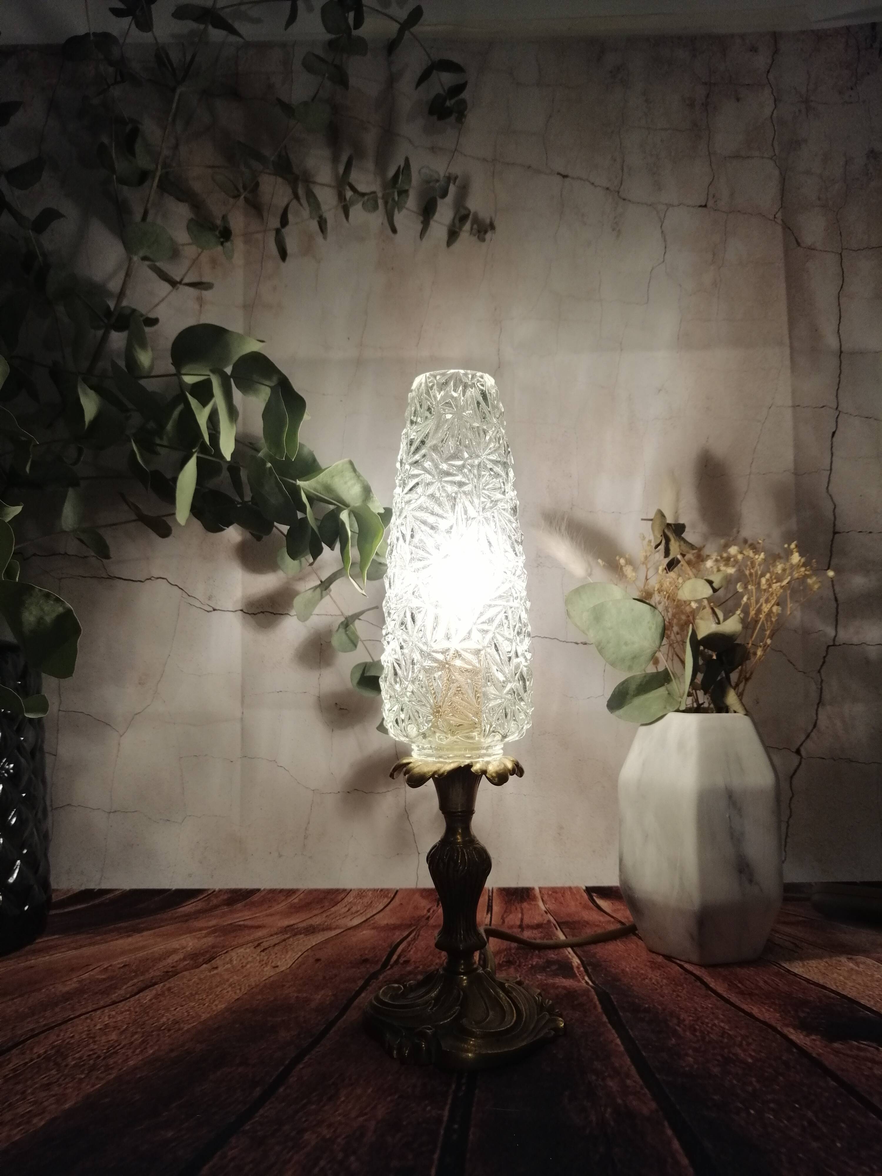 Lampe ancienne sur pieds, globe tulipe en verre moulé
