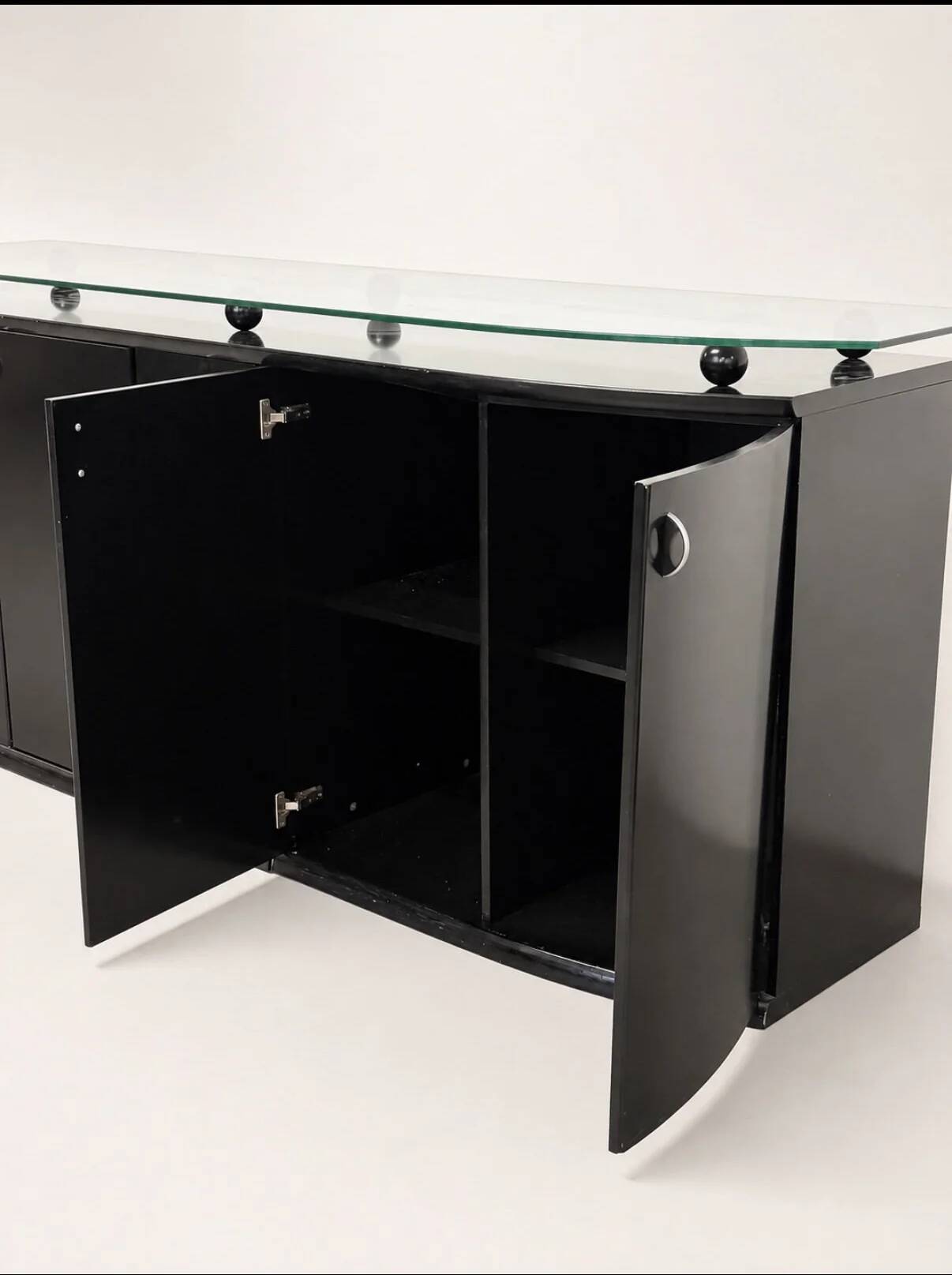 Buffet postmoderne en laque noire avec plateau en verre sur pieds boule