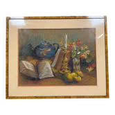 Tableau au crayon gras figurant des objets sur un entablement fleuri