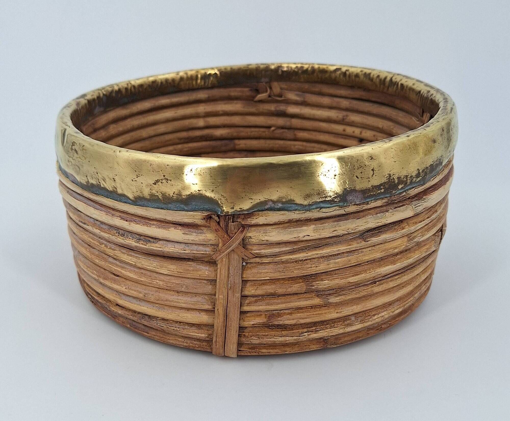 Cache-pot en rotin cerclé de laiton vers 1960 DLG Gabriella Crespi