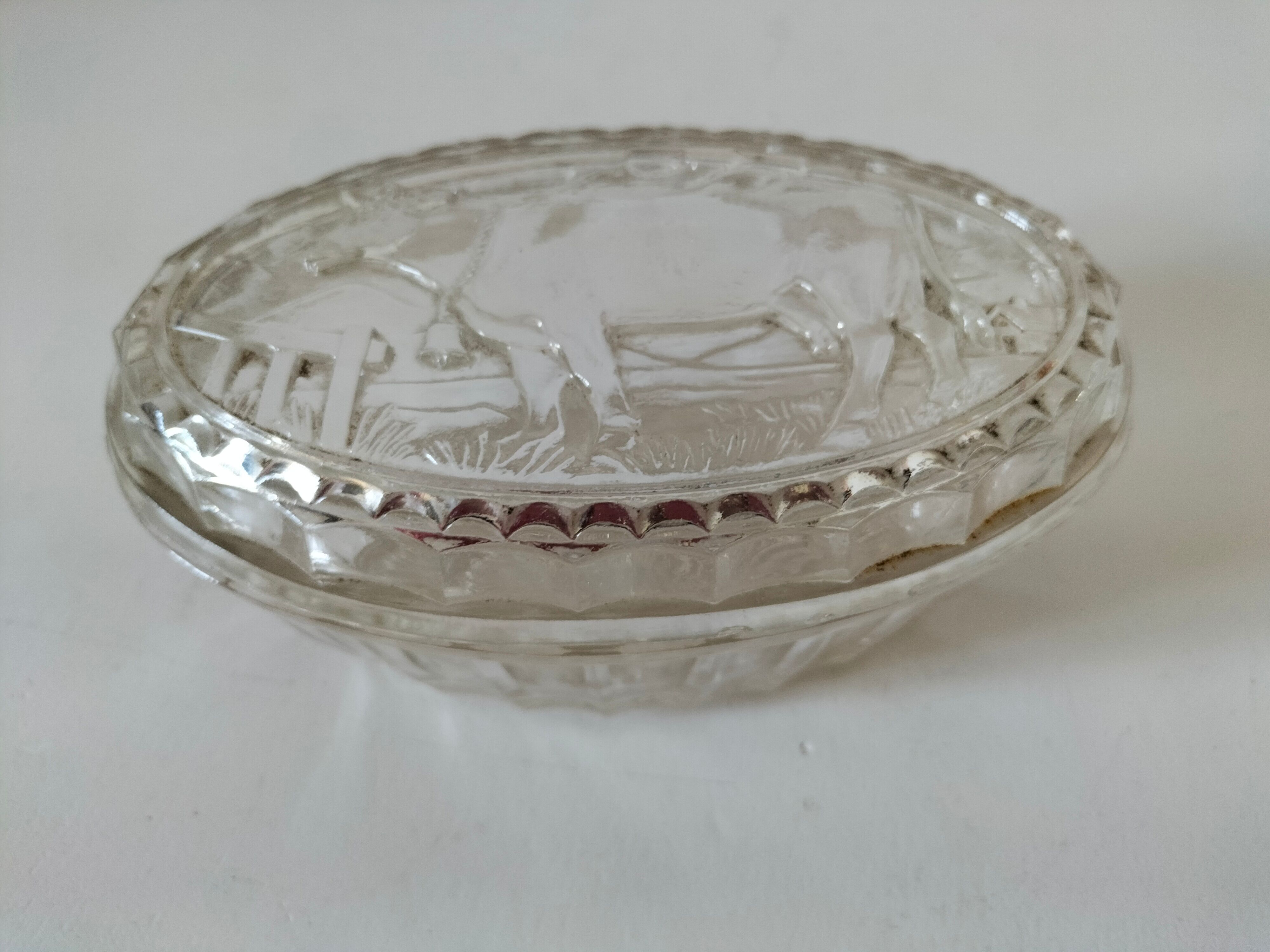 Beurrier vintage en verre pressé décor vache