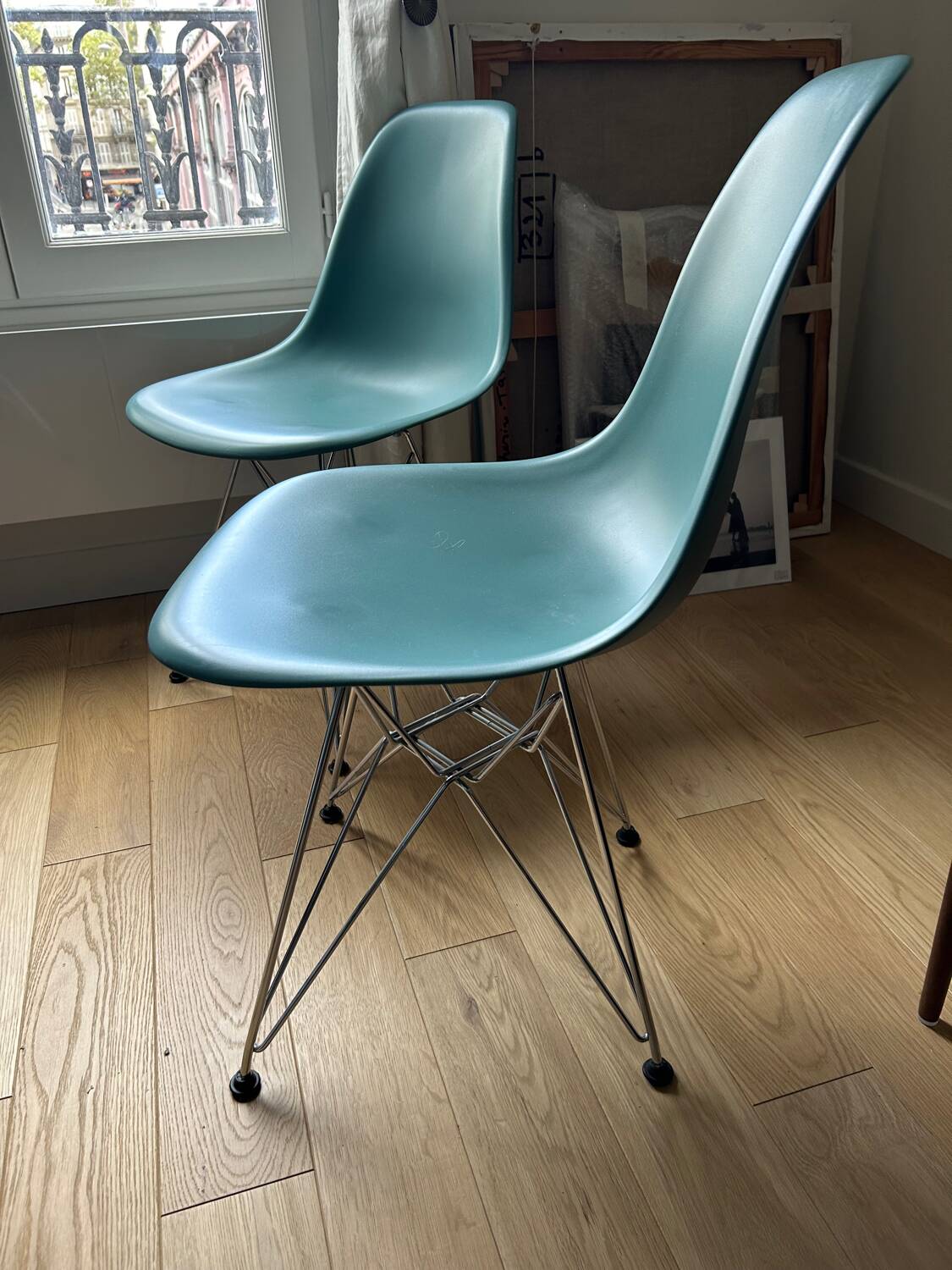 4 Chaises Eames de couleur bleue  turquoise