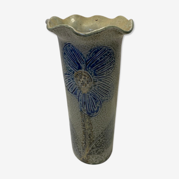 Artisanal vase in gray sandstone flower pattern