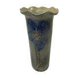 Artisanal vase in gray sandstone flower pattern