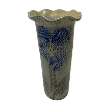 Vase artisanal en grès gris motif de fleur