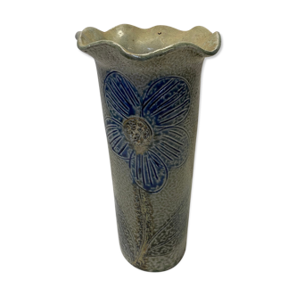 Artisanal vase in gray sandstone flower pattern