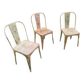 Lot de 3 chaises de jardin empilables de bistrot patinées d'inspiration Tolix du début du XXe siècle