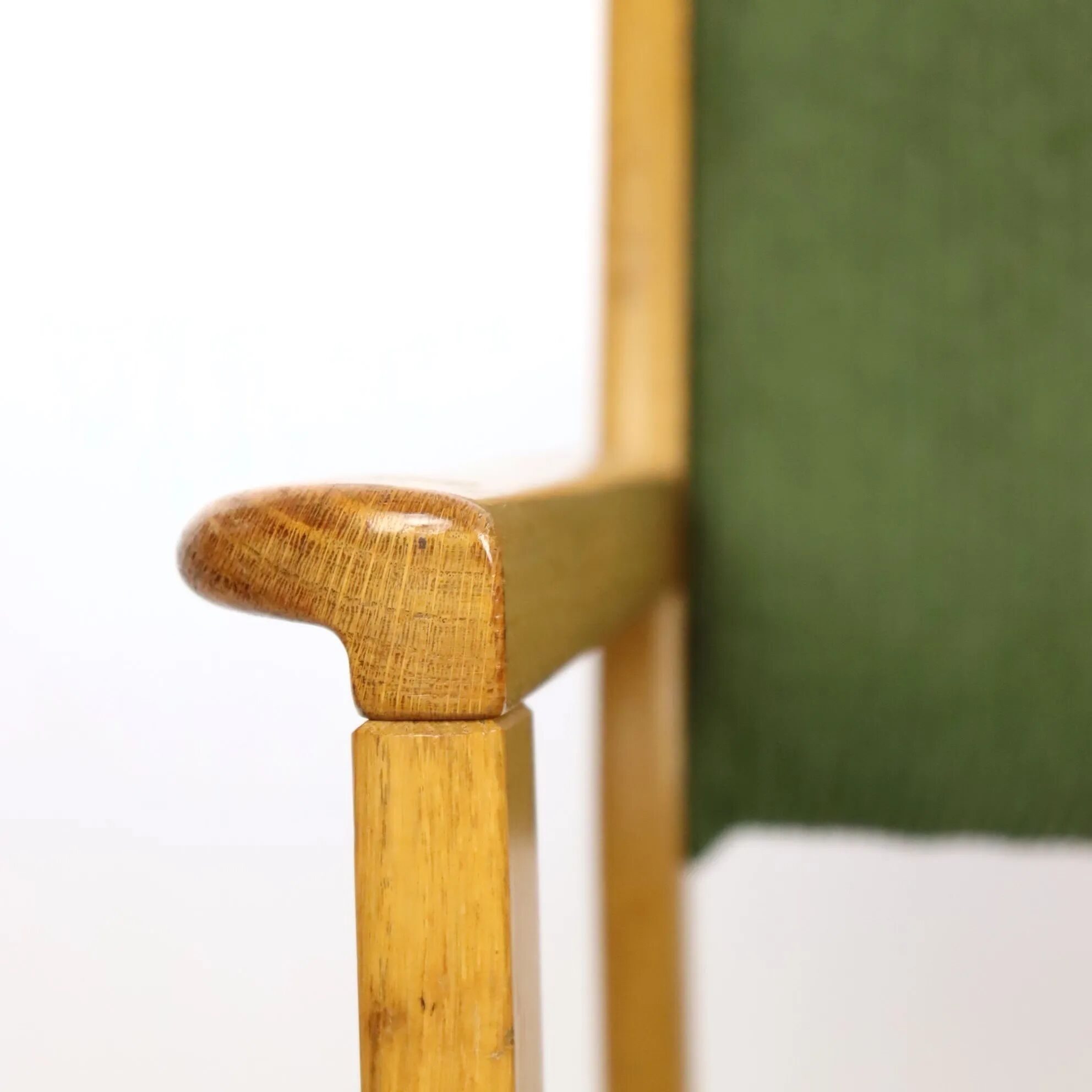 Fauteuil en chêne et velours années 60