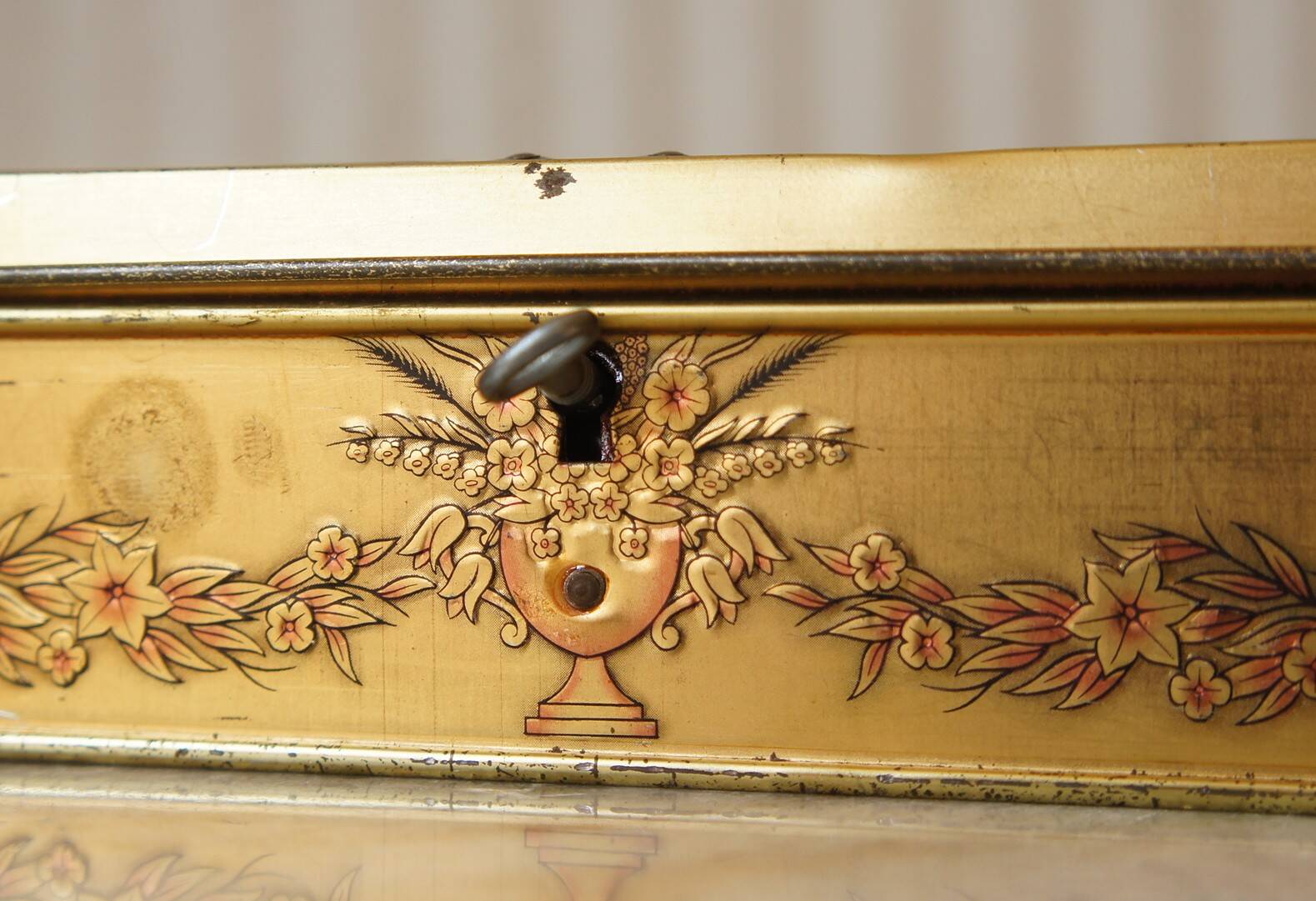 Lithographed sheet metal key box with its key