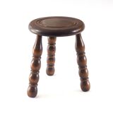 Tabouret tripode bois perlé
