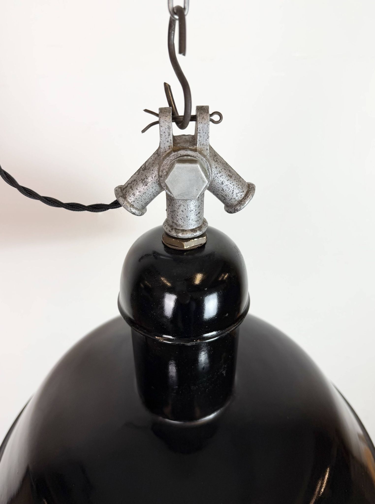 Lampe suspendue industrielle en émail noir de AEG, années 1930