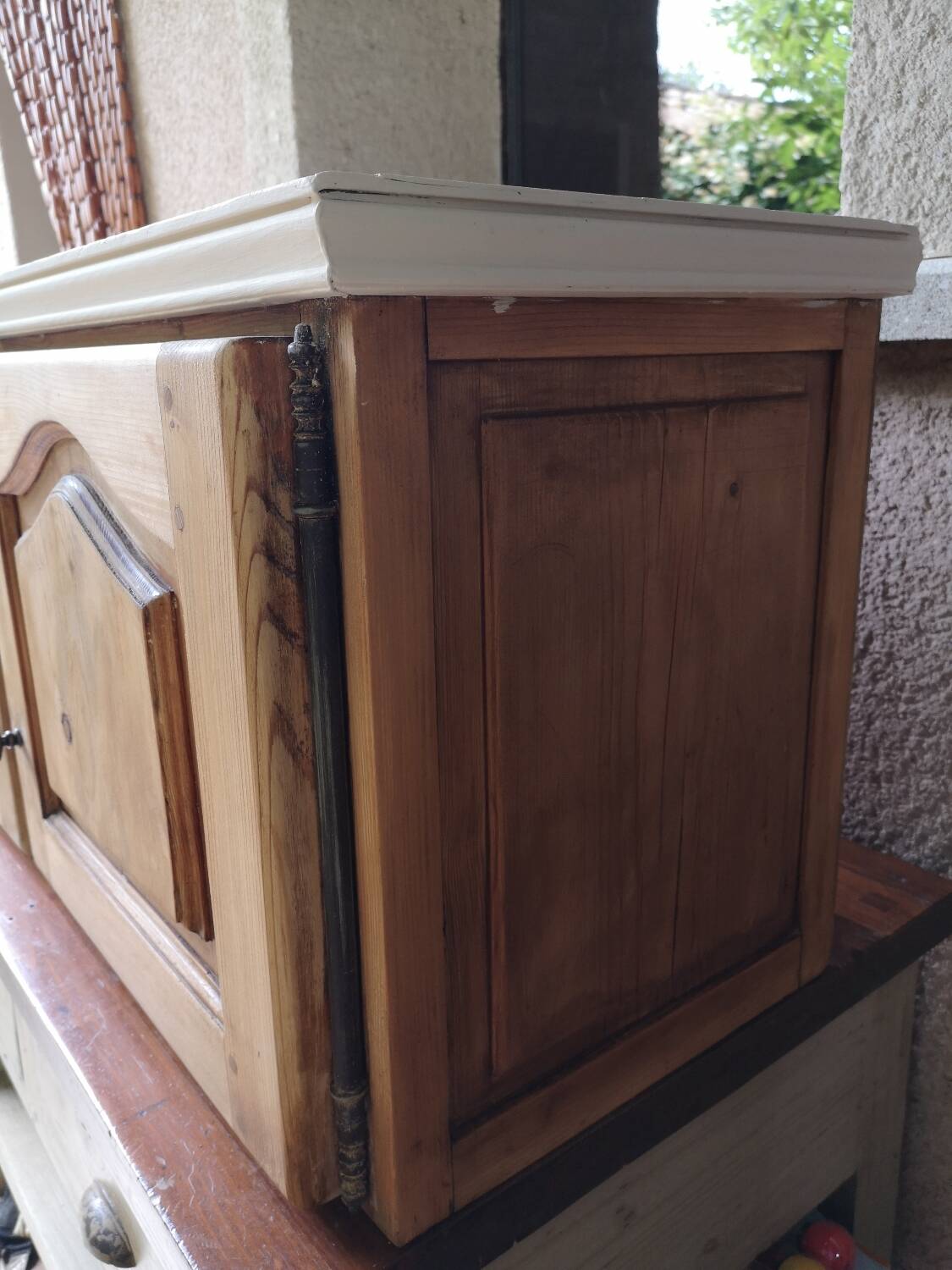 Hanging cupboard, wall mounted.