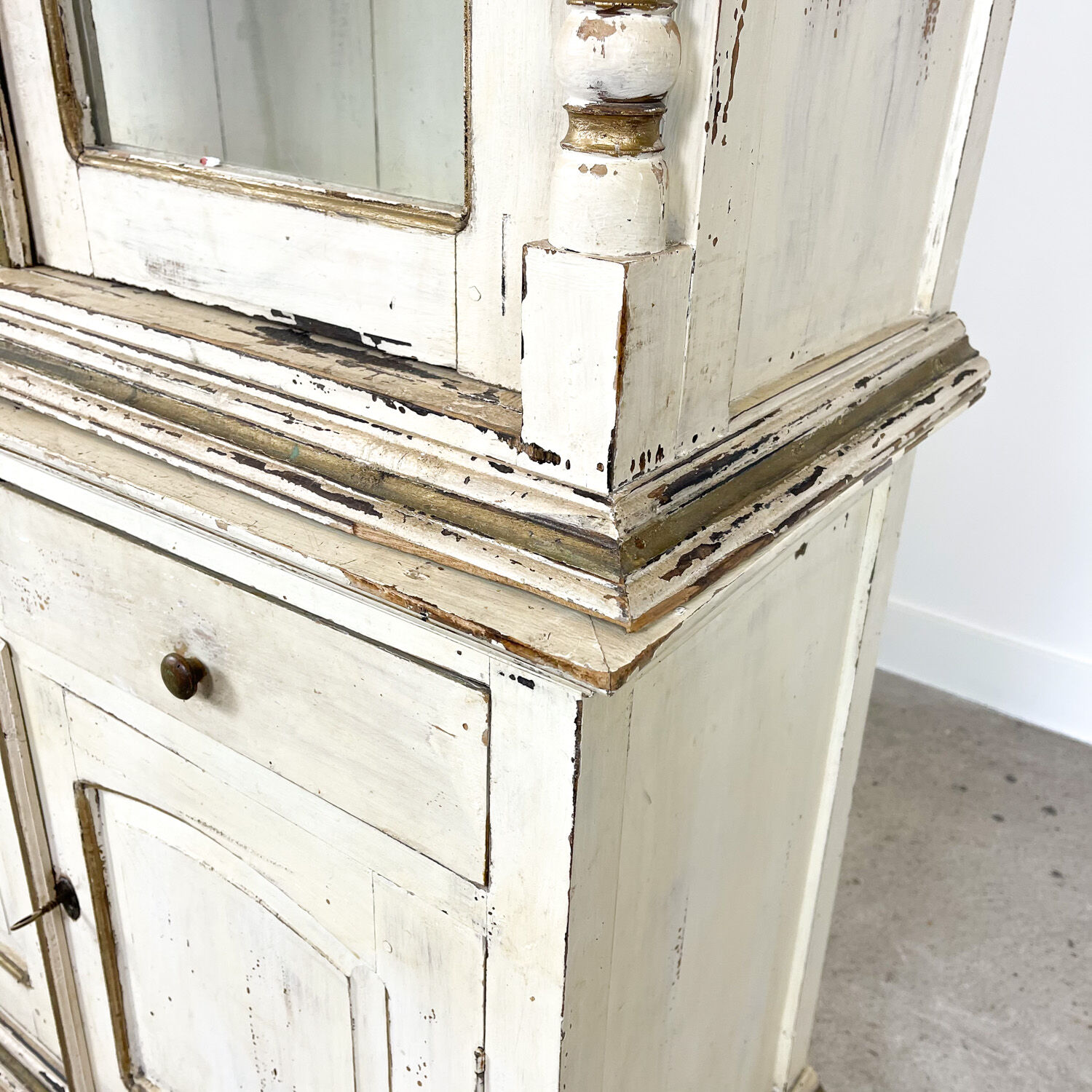 Vintage brocant White painted Kitchen display cabinet