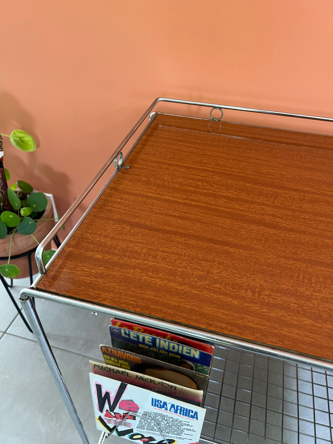 Table for turntable and vinyls