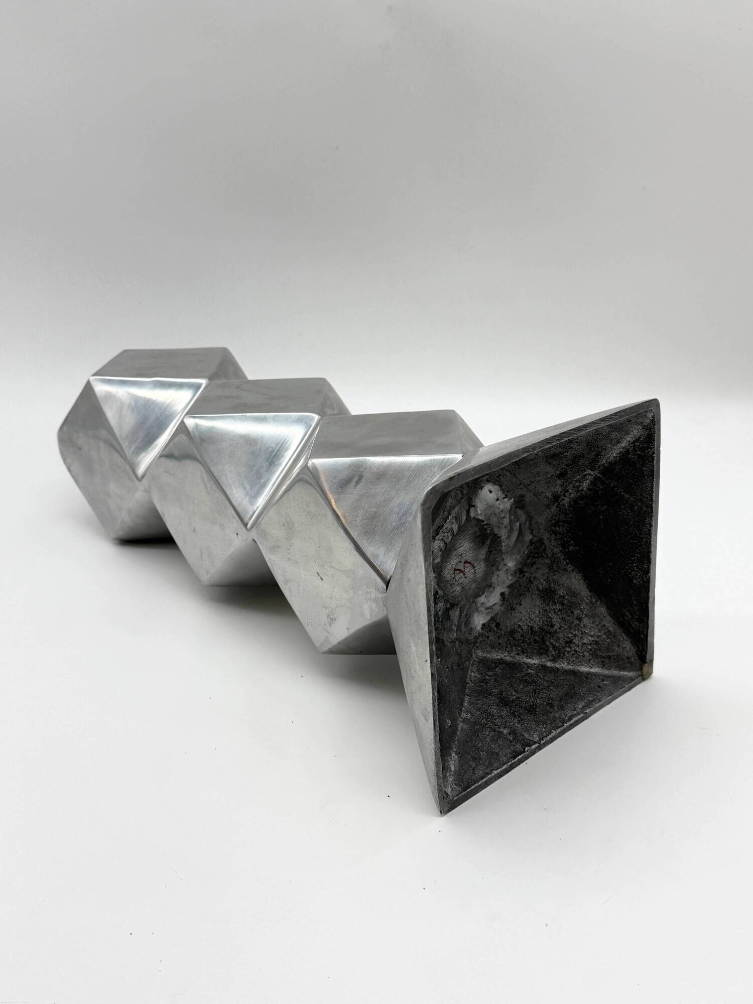 Vase sculptural en fonte d’aluminium, 1970