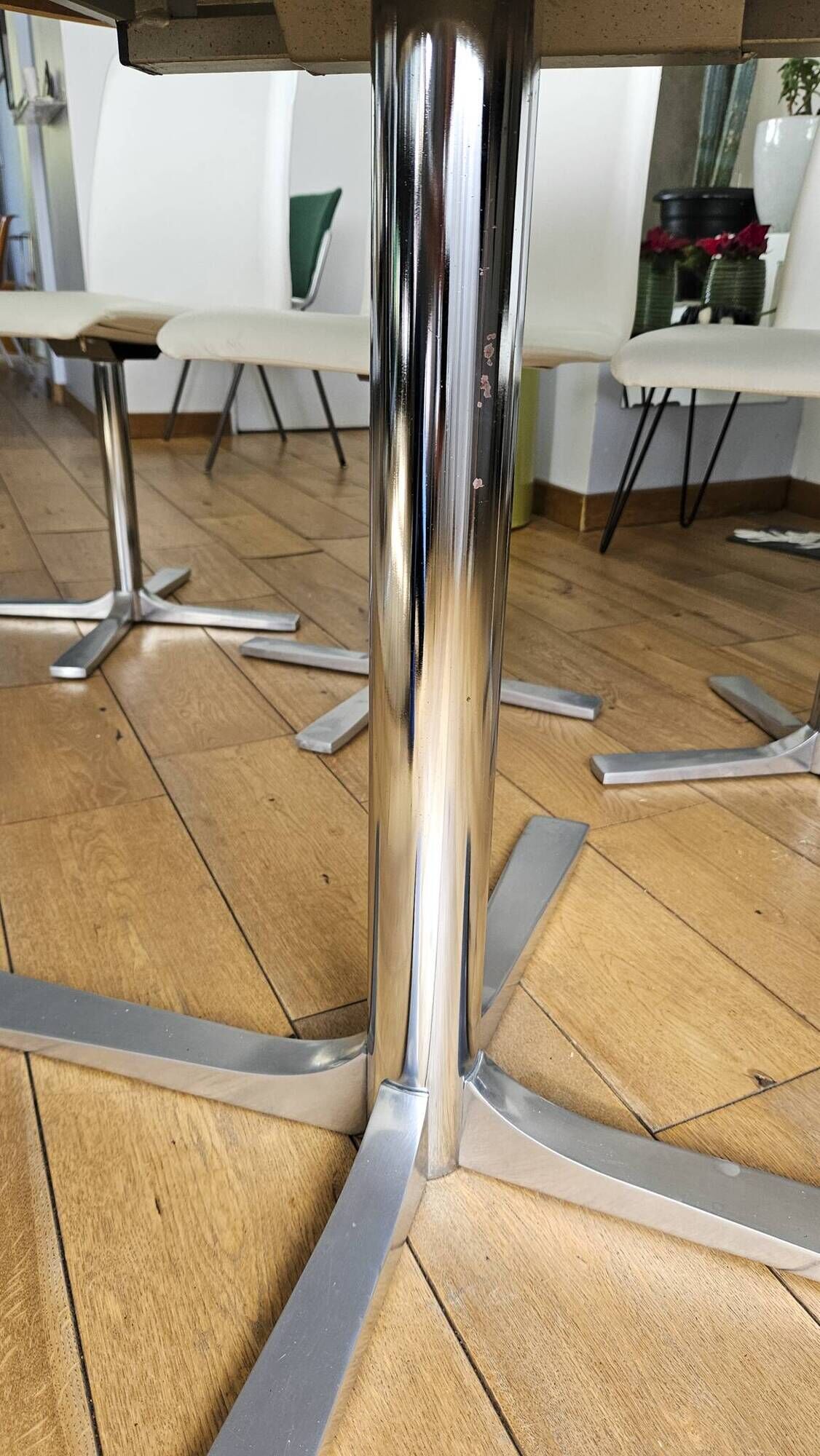 Extendable round table in white formica and 4 matching chairs by Roche Bobois.