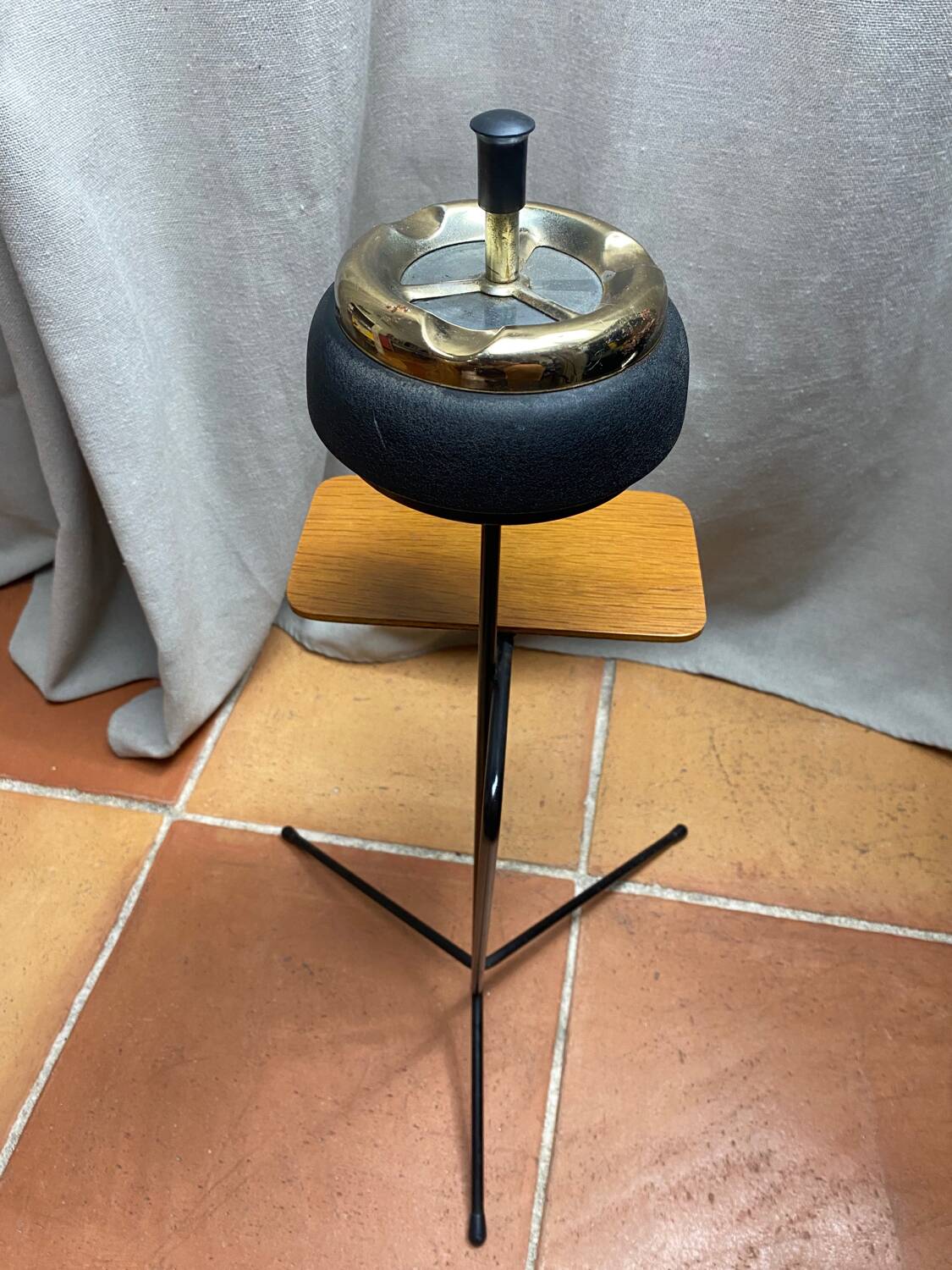 Metal tripod push ashtray