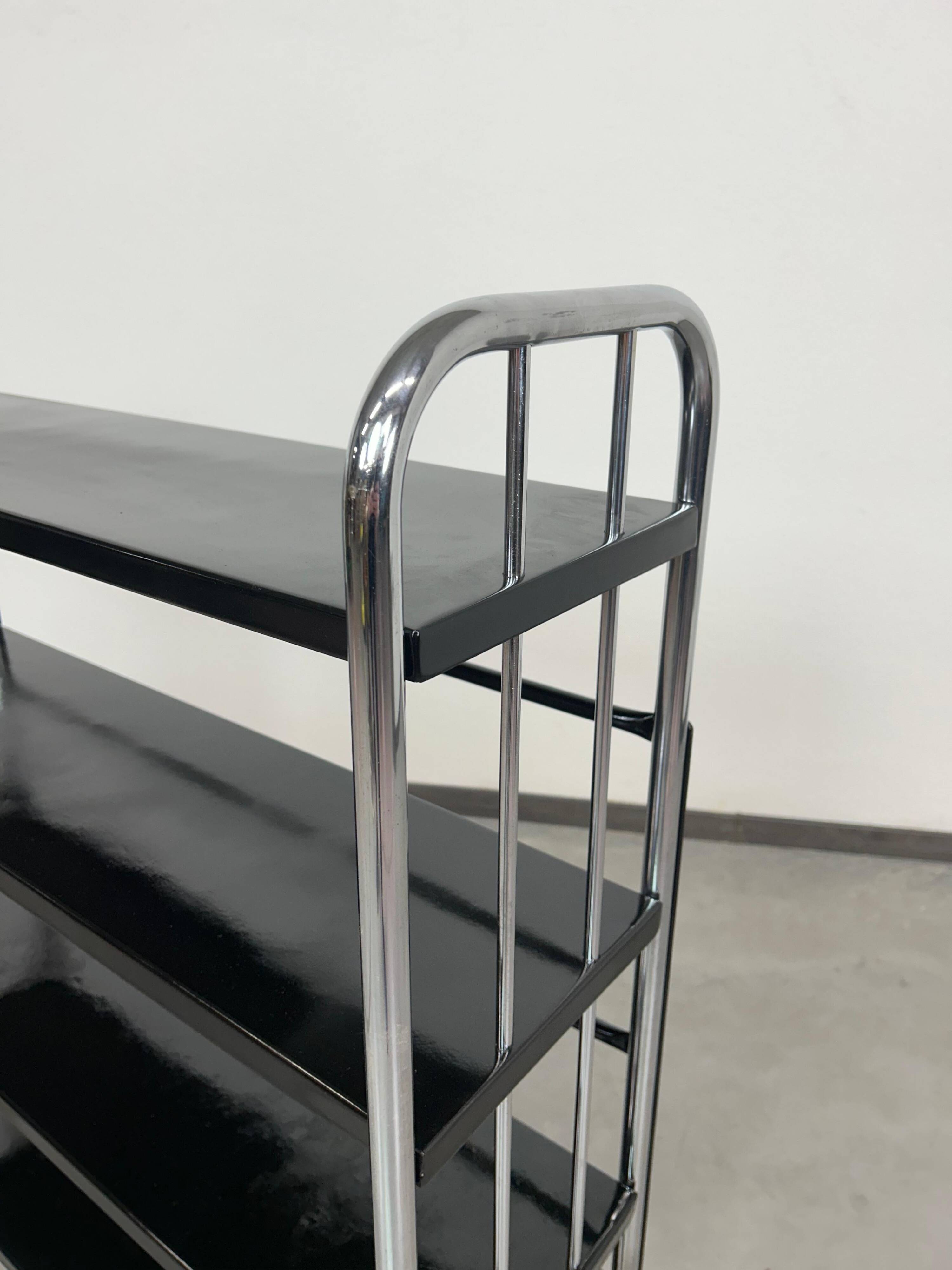 Étagère Bauhaus en acier tubulaire