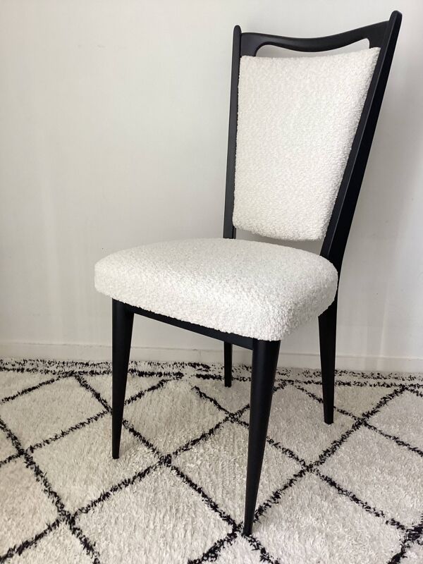 Chaise vintage entièrement restaurée en tissu bouclette