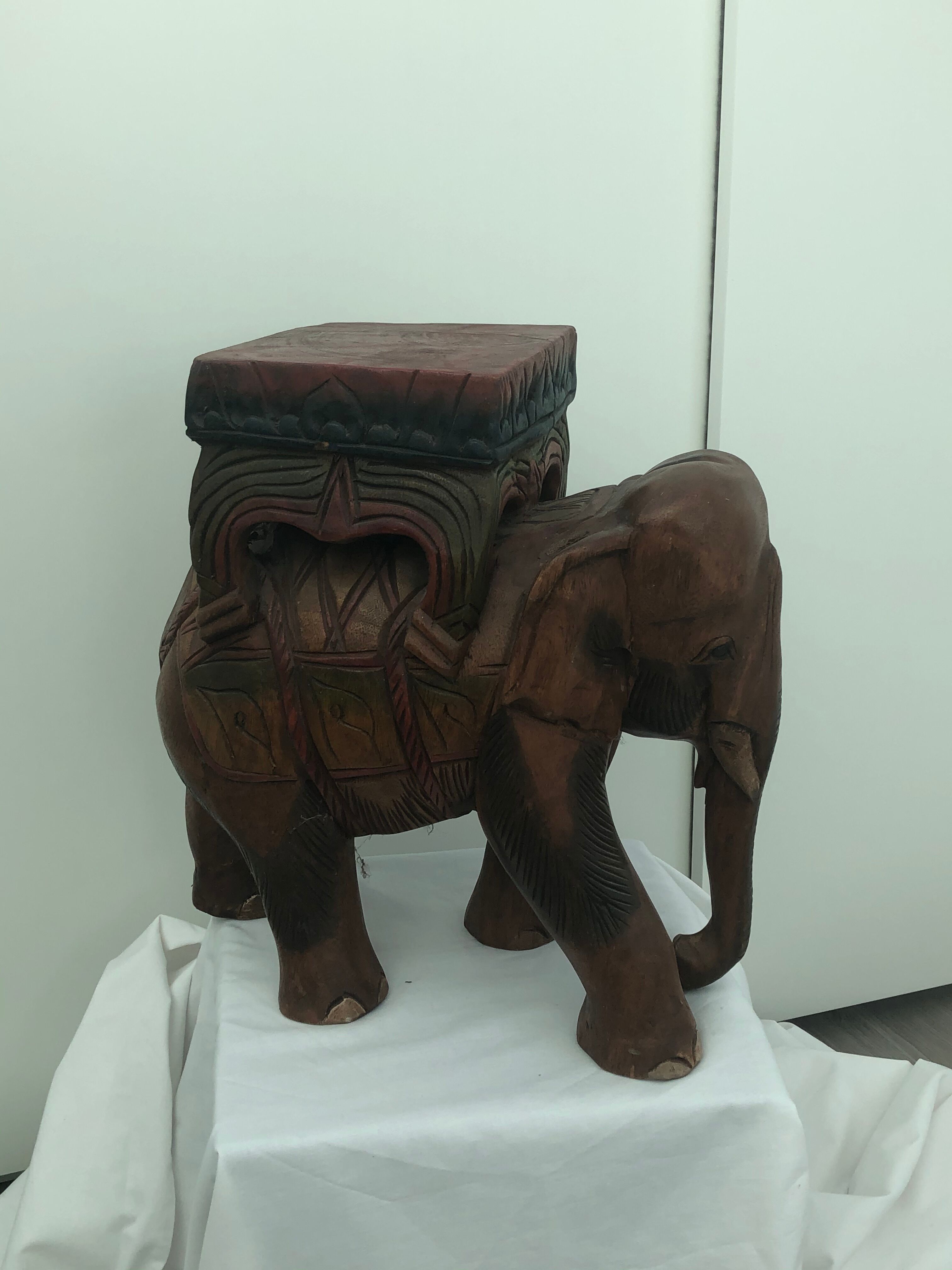 Tabouret éléphant en bois sculpté polychromie