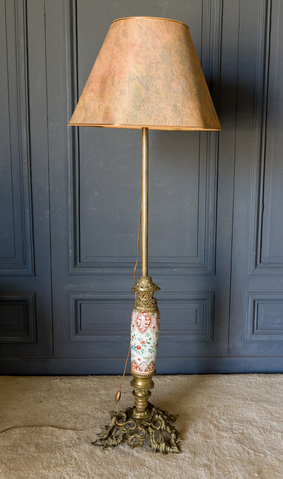 Lampadaire en bronze et porcelaine Milieu XXe Style Louis XV