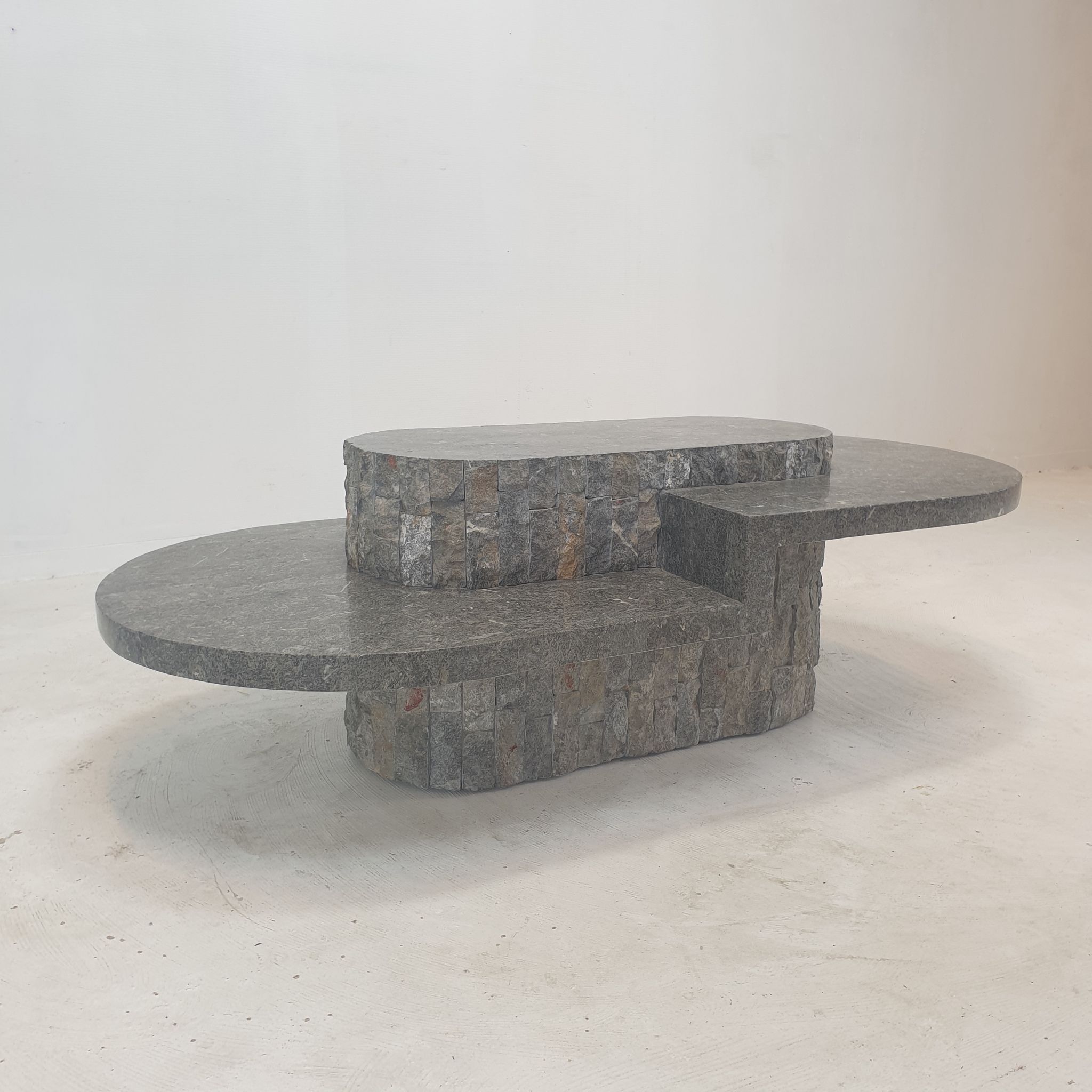 Table basse en pierre fossile, Magnussen Ponte, années 1980