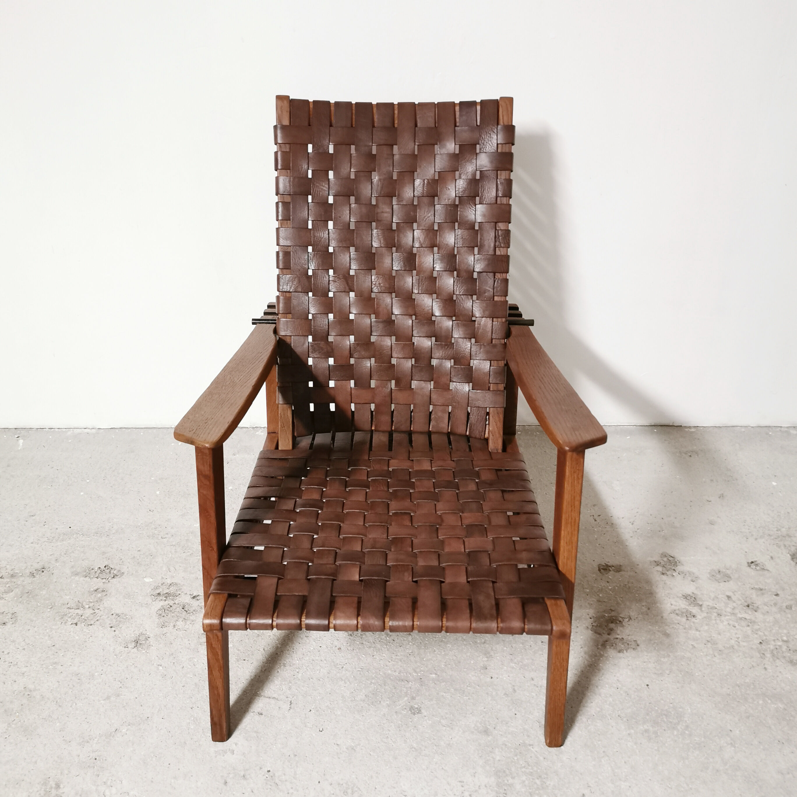 Fauteuil reconstruction en chêne et cuir, 1950