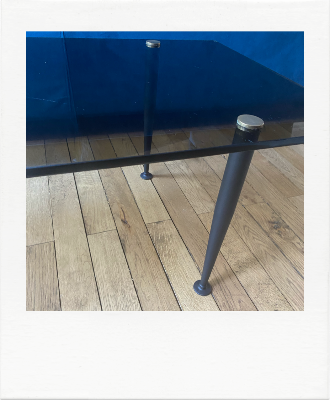 Table basse années 50 verre fumé métal et laiton