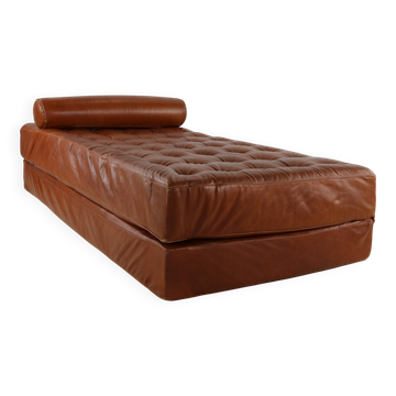 Scarce dutch design all leather daybed by Martin Visser for Spectrum Hollan