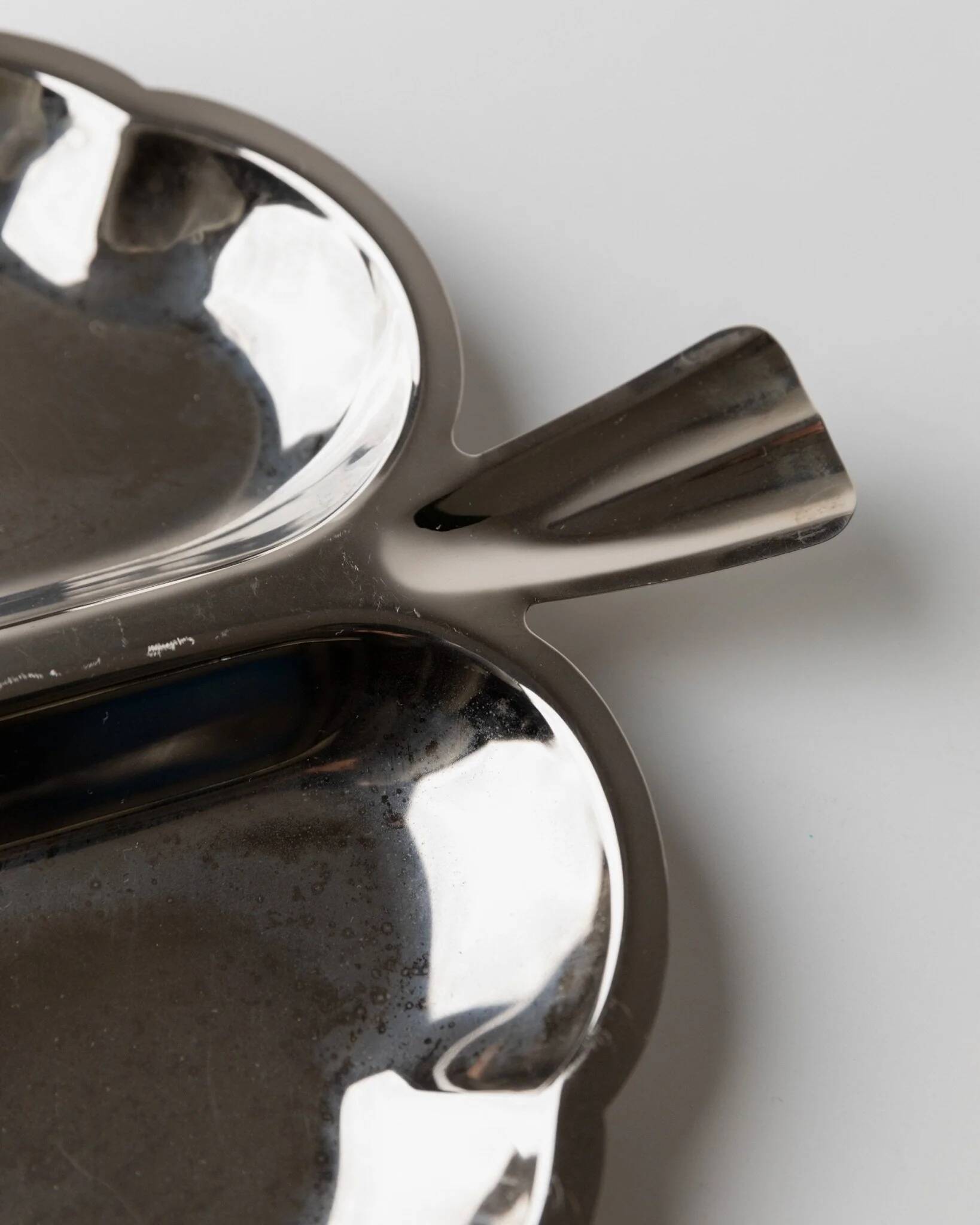 Silver-plated metal leaf-shaped tray with three compartments, Hollywood Regency Italian 1970s, elegant serving platter