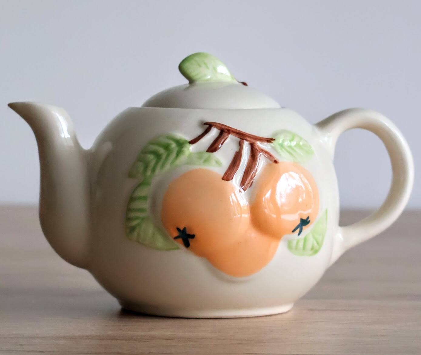 Slush teapot with embossed fruit decoration