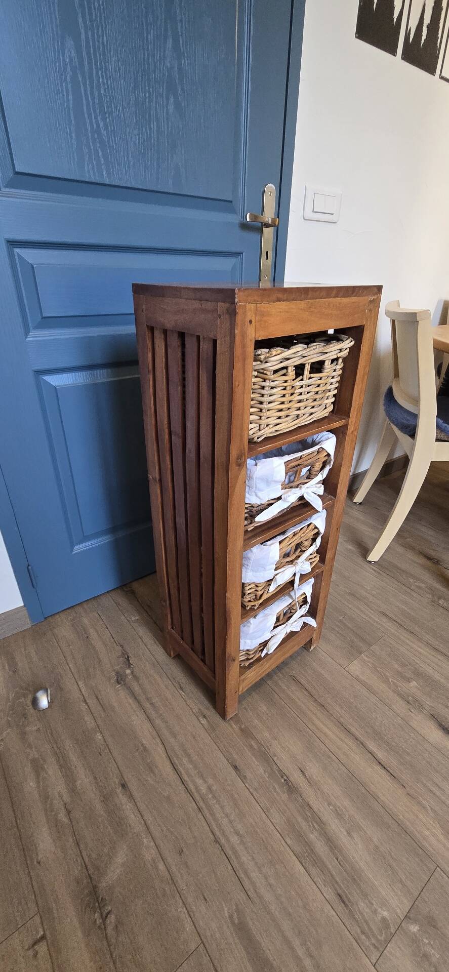 Chest of drawers / Wooden storage column with 4 wicker baskets very