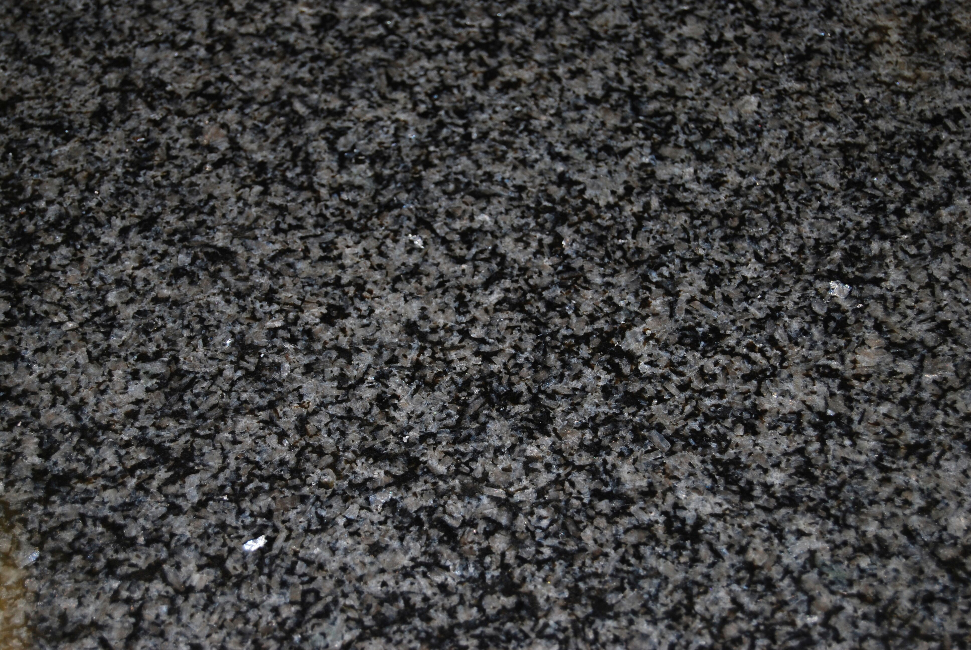 Table en fer forgé et plateau marbre granit