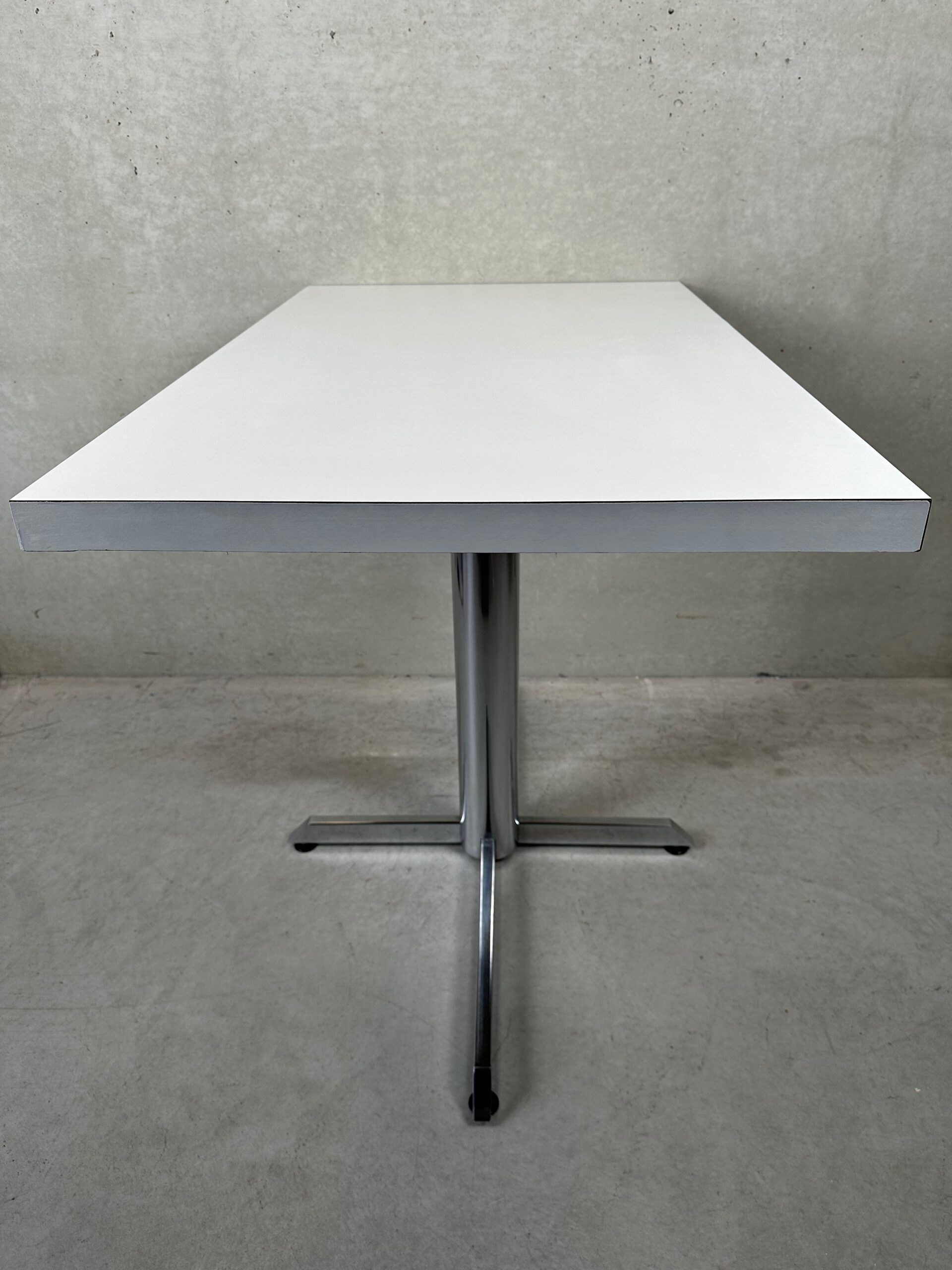 Table vintage en formica et chrome