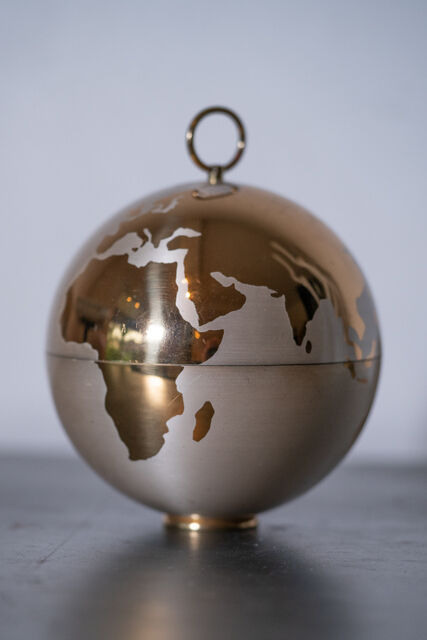 World map cigarette holder