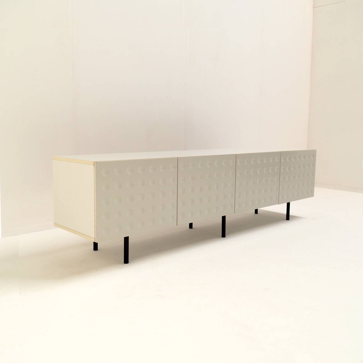 Buffet vintage avec de belles portes graphiques