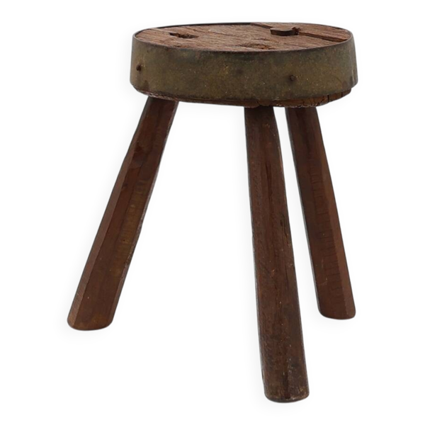 Tabouret tripode brutaliste en chêne massif et métal, France années 1850 — Beyit