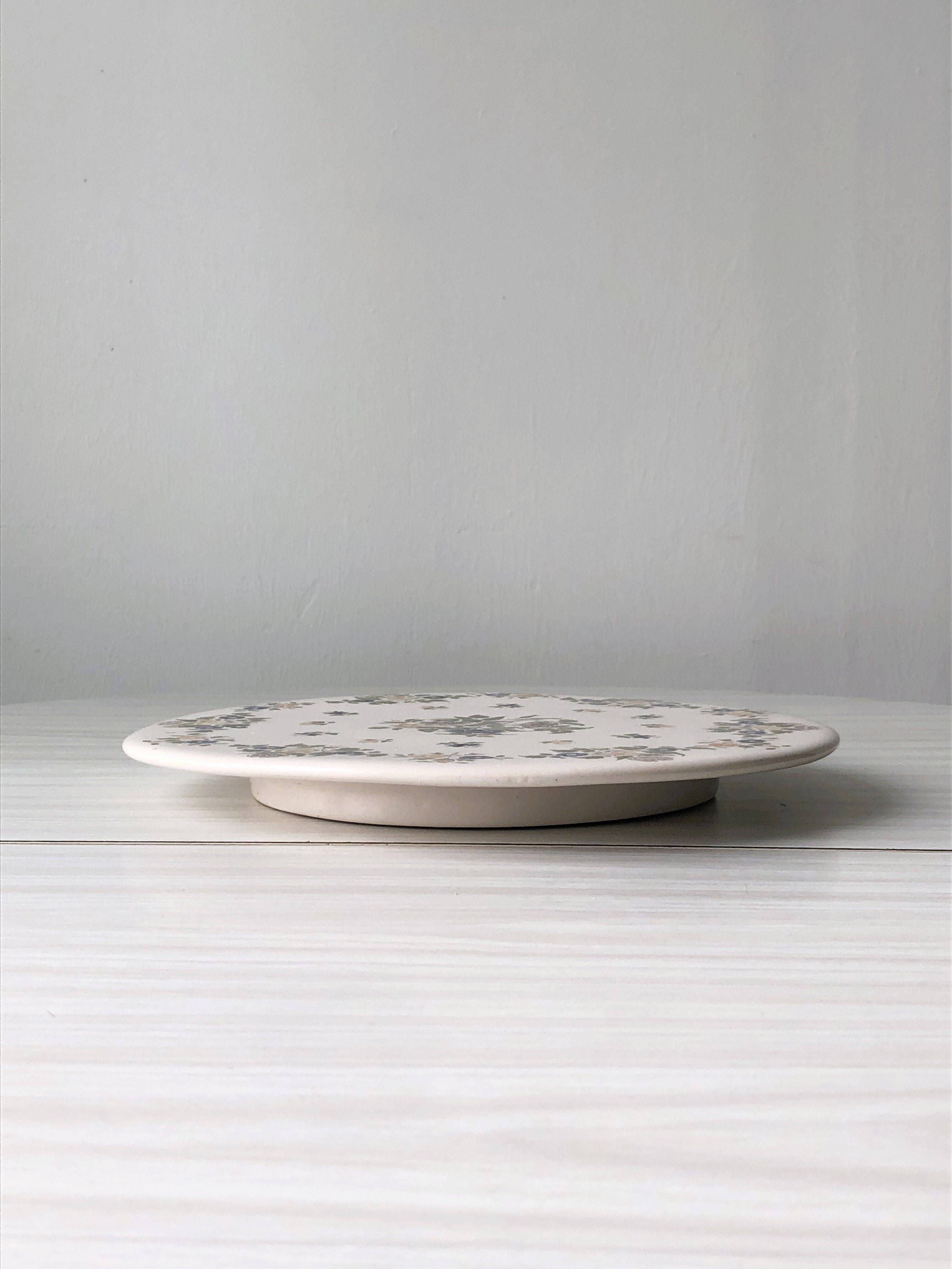 Presentation dish, ceramic pie dish with floral motifs. Very good retro vintage condition