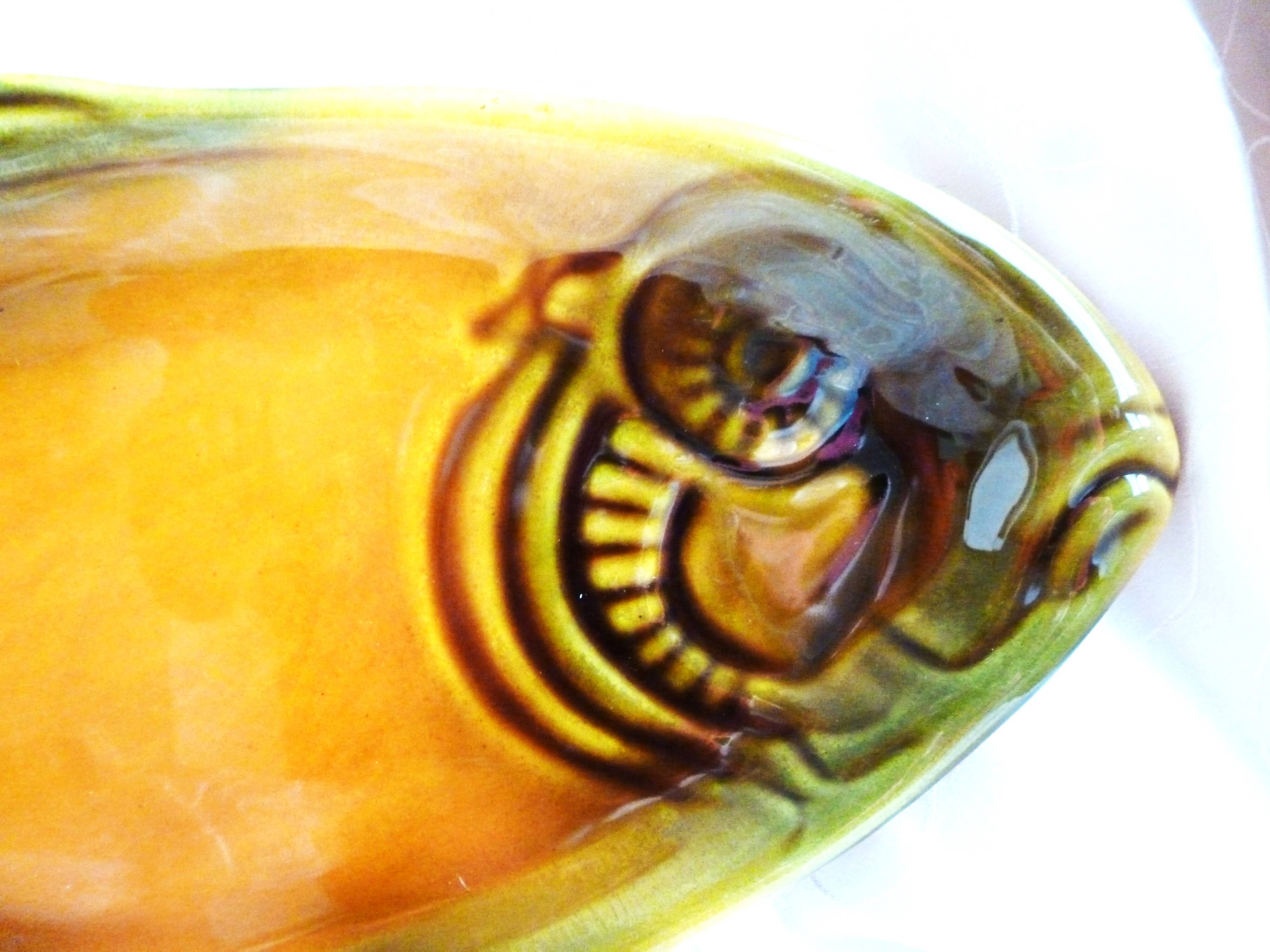 Flat fish set and 6 barbotine plates, vintage fish set