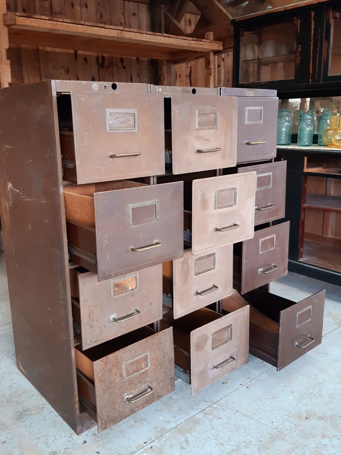 Lot de casiers industriels à tiroirs.